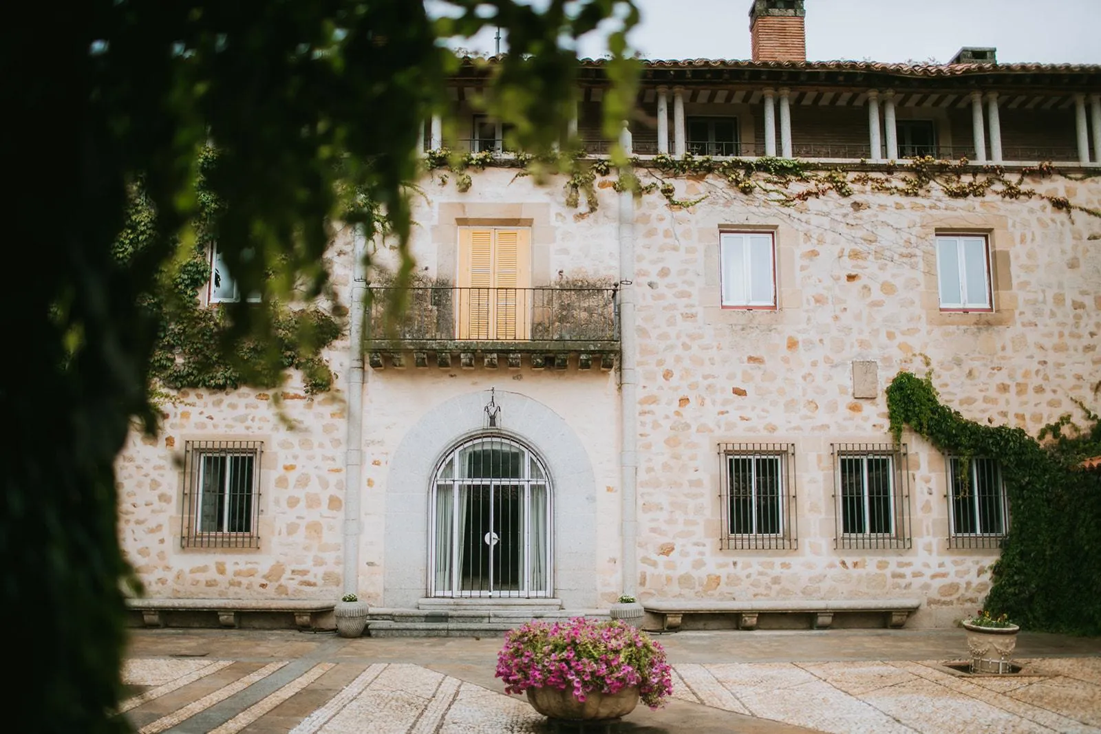 Casa palacio con fachada de piedra centenaria